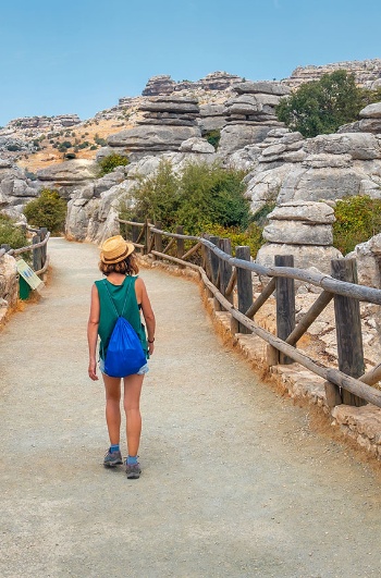 Turista en el Torcal de Antequera en Málaga, Andalucía